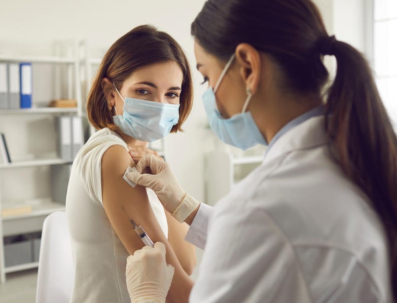 Vaccino per Covid 19, donne, trombosi, pillola e ormoni: è controindicato?
